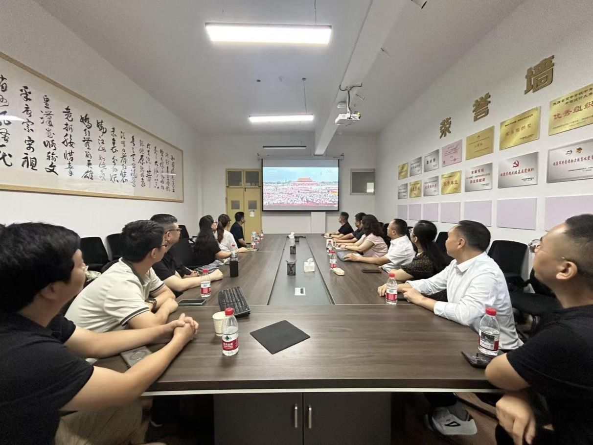 永利官网组织师生观看九三阅兵 同上一堂爱国主义教育思政课活动